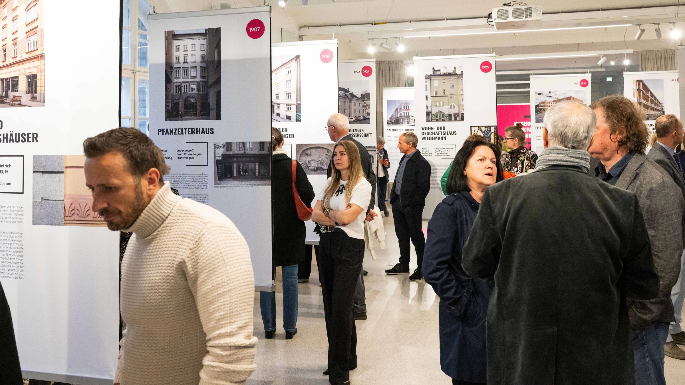Besucher der Ausstellung „Moderne Architektur in Salzburg“