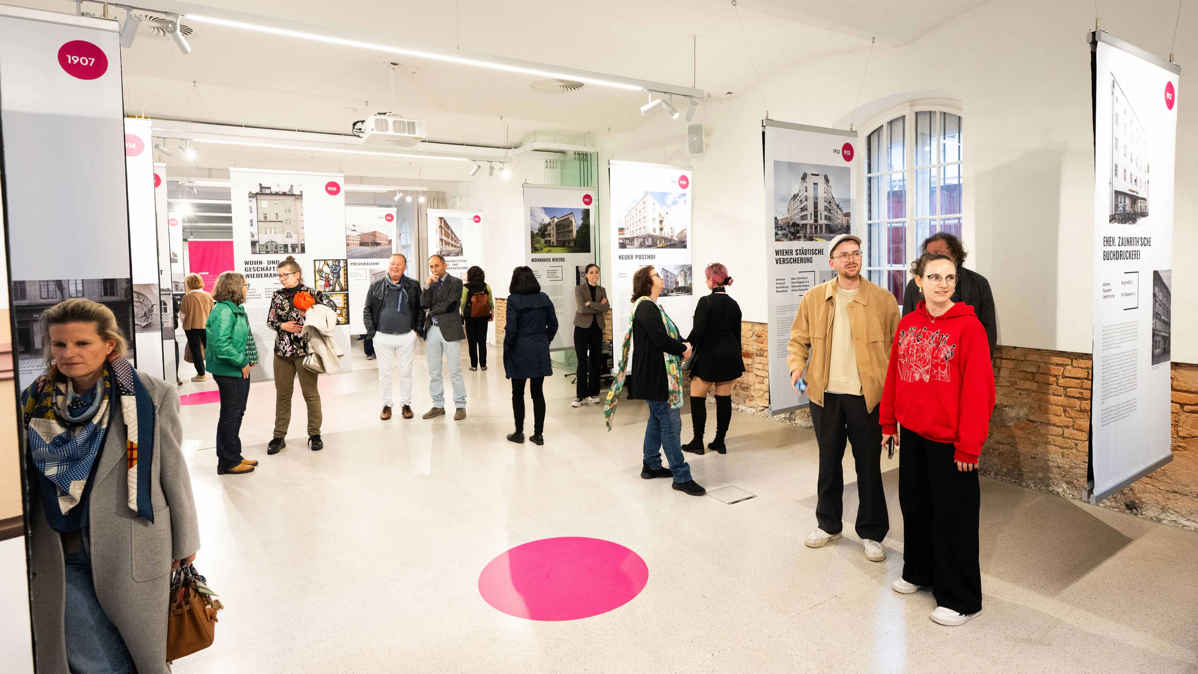 Besucherinnen und Besucher der Architekturausstellung