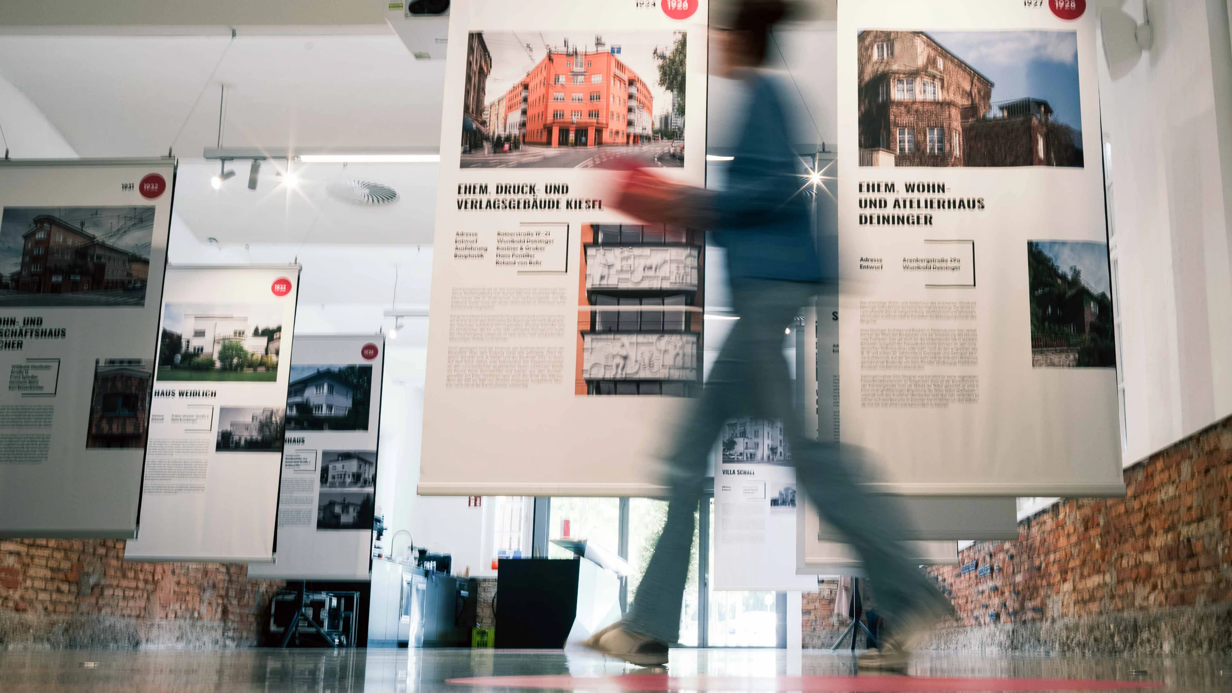 Einblick in die Ausstellung „Moderne Architektur in Salzburg“