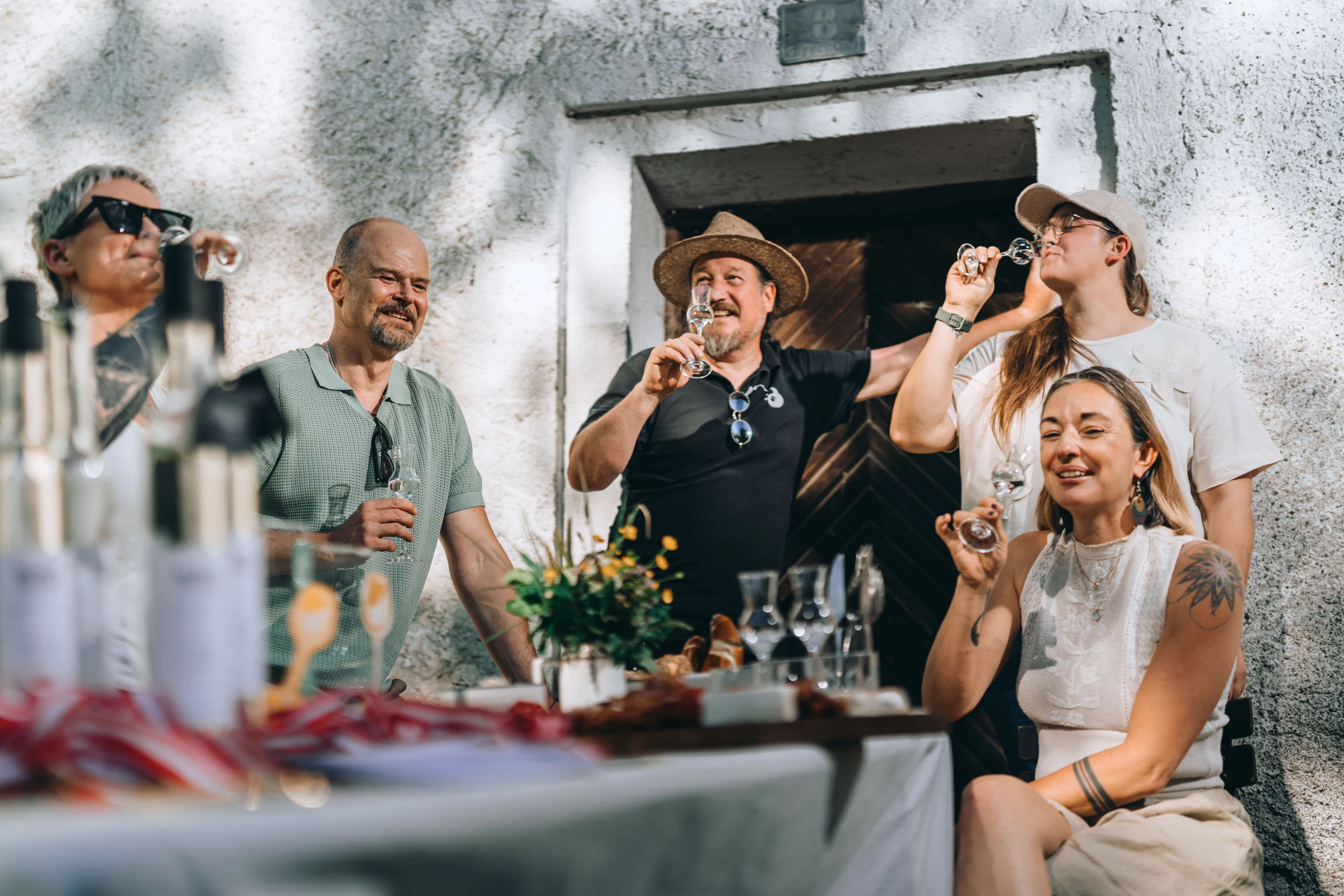 Gemeinsame Verkostung auf Bebek’s Streuobstwiese