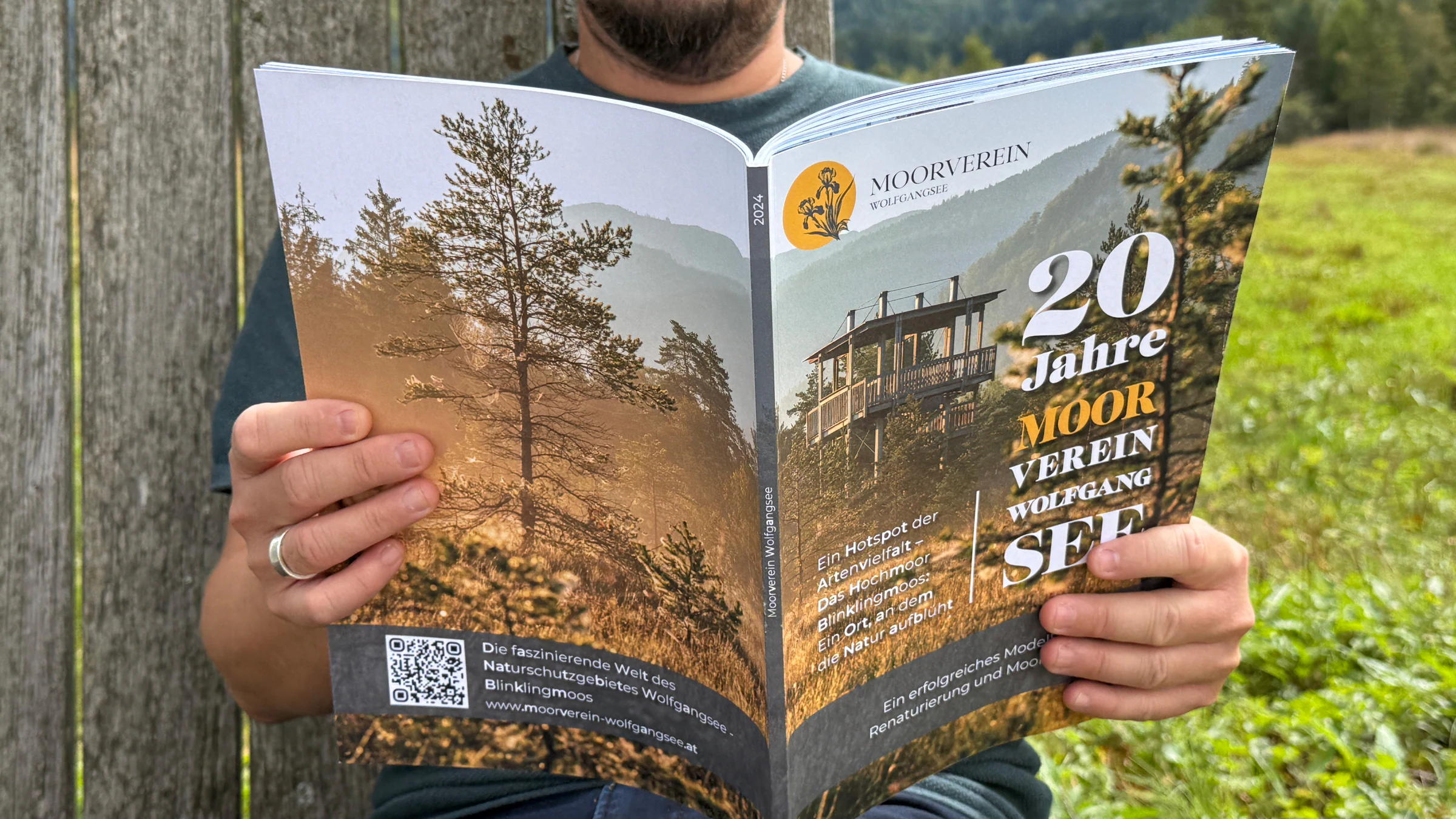 Lektüre des Jubiläumsmagazins des Moorvereins Wolfgangsee