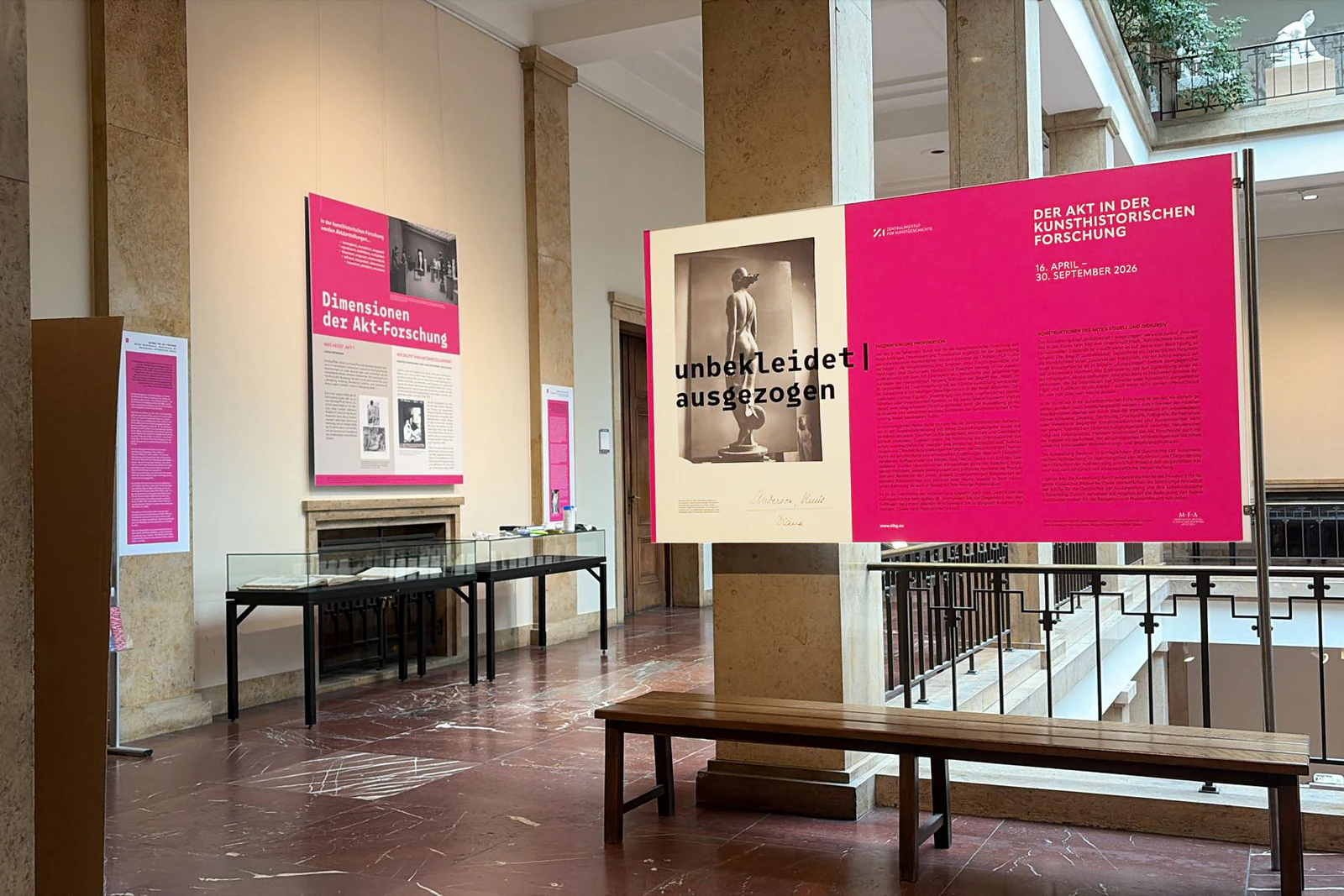 Informationstafeln in der Ausstellung – unbekleidet | ausgezogen