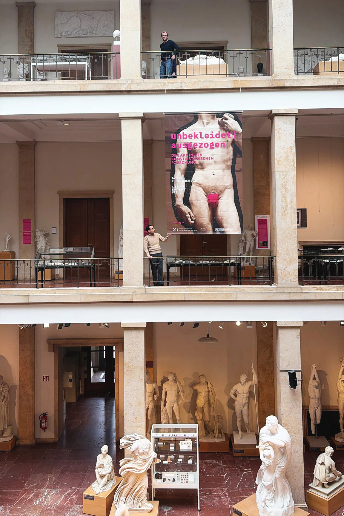 Ausstellungsbanner in den Arkaden – unbekleidet | ausgezogen