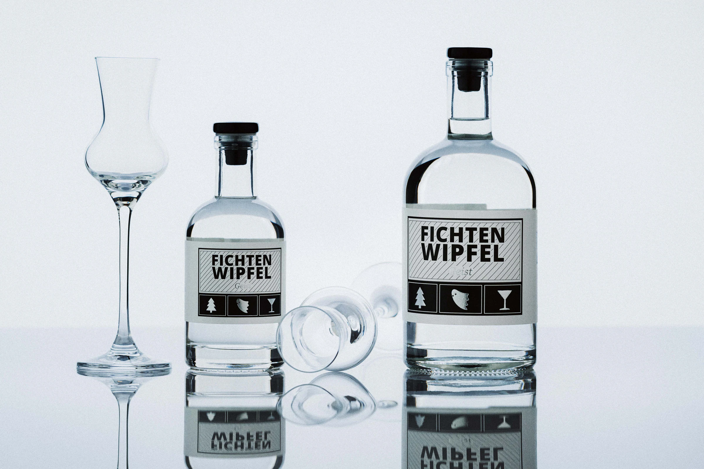Fichtenwipfelgeist mit Gläsern
